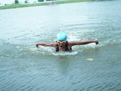 जलपरी की तरह कई घंटों तक पानी में रहती है नन्ही बच्ची, छत्तीसगढ़ के इस गांव से कई खिलाड़ी बना चुके है वर्ल्ड रिकॉर्ड