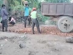 बस्ती में गिट्टी की जगह ईंट के रोडे से बनाई जा रही थी सड़क, ग्रामीणों ने किया विरोध