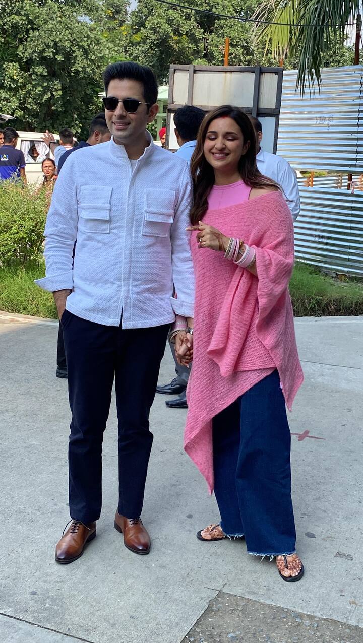 Parineeti wore a pink top with blue jeans. She was wearing pink choodas.