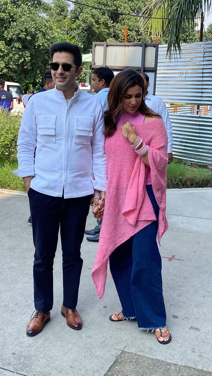 For her wedding, Parineeti wore a Manish Malhotra lehenga with handcrafted golden tone-on-tone geometrical art crafted. It took over 2,500 hours to be made.