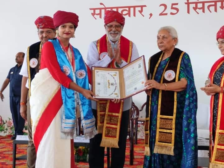 Prayagraj Rajendra Singh Rajju Bhaiya University 6th Convocation Degrees given to more than one lakh students ANN UP News: प्रयागराज में राजेंद्र सिंह रज्जू भय्या यूनिवर्सिटी का हुआ दीक्षांत समारोह, एक लाख से ज्यादा छात्रों की दी गईं डिग्रियां