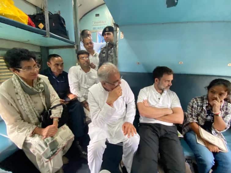 Congress MP Rahul Gandhi boards a train to travel from Bilaspur to Raipur in Chhattisgarh detail marathi news Rahul Gandhi : आधी कुली आणि आता ट्रेनमधून प्रवास, राहुल गांधींनी साधला सामान्य नागरिकांशी संवाद