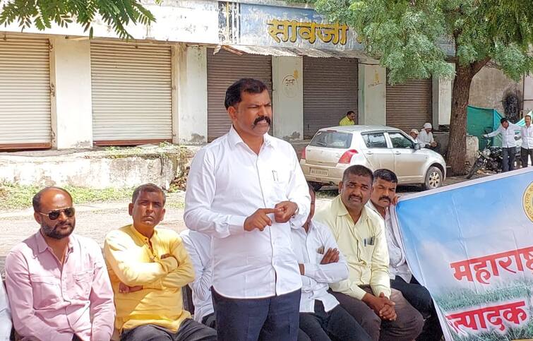 Nashik news Farmers Onion Association has three demands to the government otherwise warns marh to Delhi Nashik News : शेतकरी कांदा संघटनेच्या सरकारकडे प्रमुख तीन मागण्या; लासलगावच्या बैठकीत दिल्लीला धडक देण्याचा इशारा 