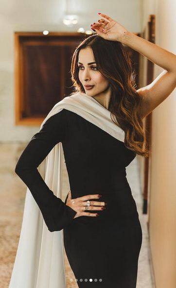 ਇਸ ਚਿੱਟੇ ਕੱਪੜਿਆਂ ਕਾਰਨ ਉਸ ਦਾ ਲੁੱਕ ਹੋਰ ਵੀ ਸ਼ਾਨਦਾਰ ਲੱਗ ਰਿਹਾ ਹੈ। ਮਲਾਇਕਾ ਨੇ ਇਸ ਗਾਊਨ ਨੂੰ ਪਾ ਕੇ ਕੈਮਰੇ ਦੇ ਸਾਹਮਣੇ ਇੱਕ ਤੋਂ ਵਧ ਕੇ ਇੱਕ ਪੋਜ ਦਿੱਤੇ ਹਨ।