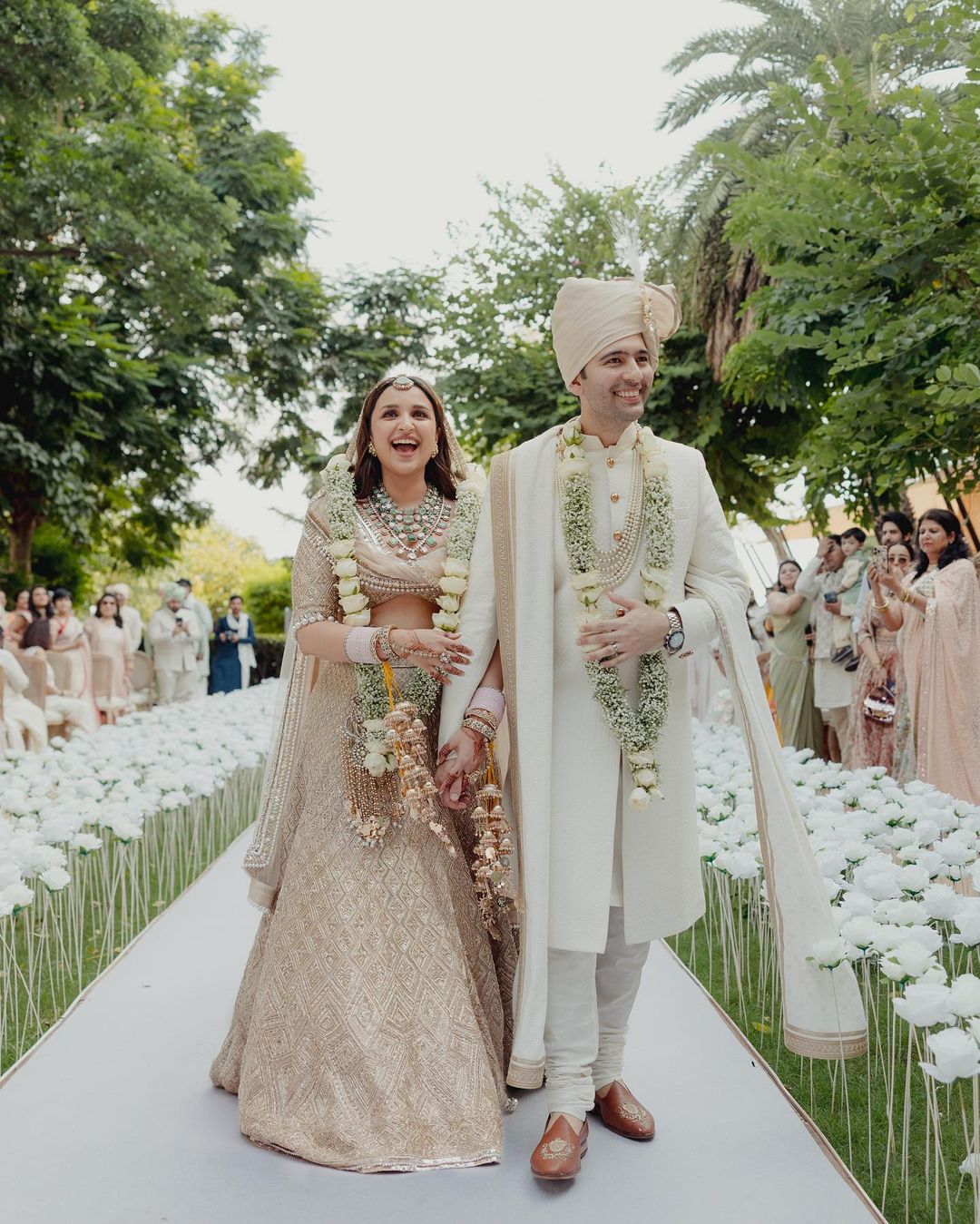 Parineeti-Raghav Wedding First Pic: अपनी शादी में बेहद खूबसूरत दिखे परिणीति चोपड़ा और राघव चड्ढा, वेडिंग की पहली तस्वीरें शेयर कर एक्ट्रेस ने कहा- इस दिन का कब से इंतजार था!