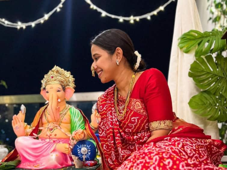 Shreya Bugade Emotional Post On Ganapati Bappa Visarjan Social Media Shared Photo with Ganesha Chala Hawa Yeu Dya Television Show marathi Actress Shreya Bugade : बाप्पाला निरोप देताना श्रेया बुगडेला अश्रू अनावर; पोस्ट शेअर करत म्हणाली...