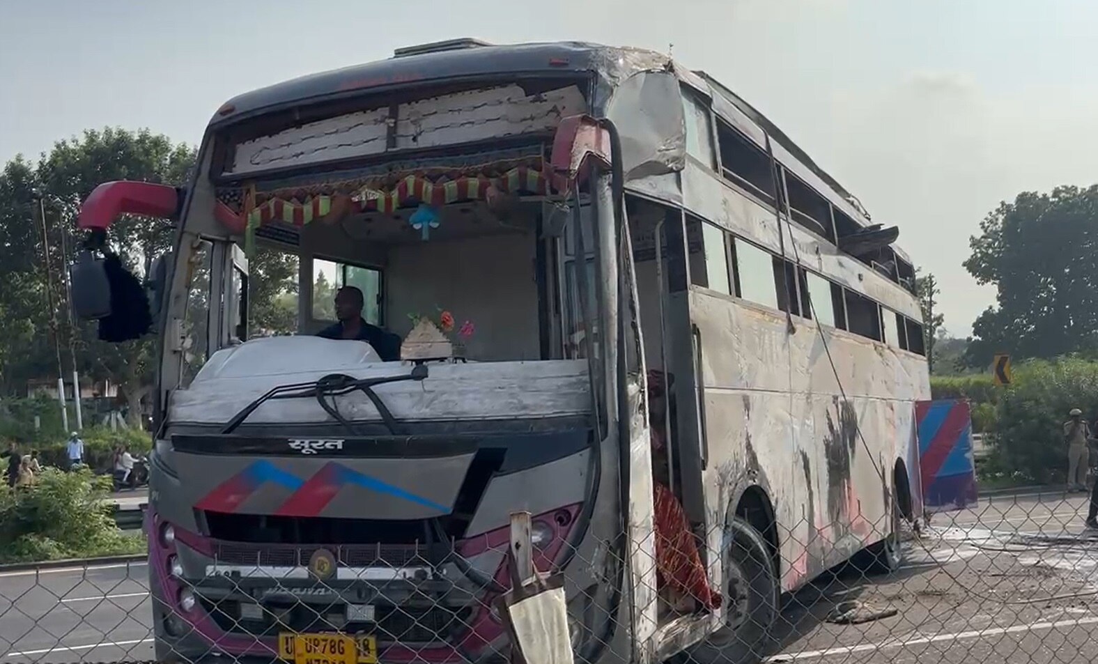 Bus Accident: શામળાજી રૉડ પર બસ પલટી ખાઇ જતાં 16 મુસાફરો ઘાયલ, બે ક્રેનની મદદથી હટાવાઇ બસ