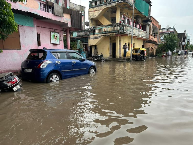 Even in normal rains, Smart City Surat was flooded, with river flowing સામાન્ય વરસાદમાં જ સ્માર્ટસિટી સુરત પાણીમાં થયું ગરકાવ, નદી વહેતી હોય તેવા દૃશ્યો જોવા મળ્યો