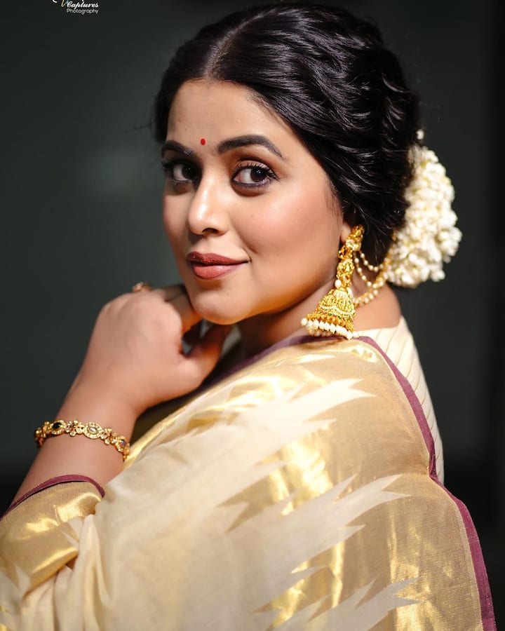 మలయాళీ కుటుంబంలో పుట్టిన ఈ ముద్దుగుమ్మ తెలుగులో పలు సినిమాలు చేసింది. Photo Credit: Shamna Kkasim ( purnaa )/Instagram