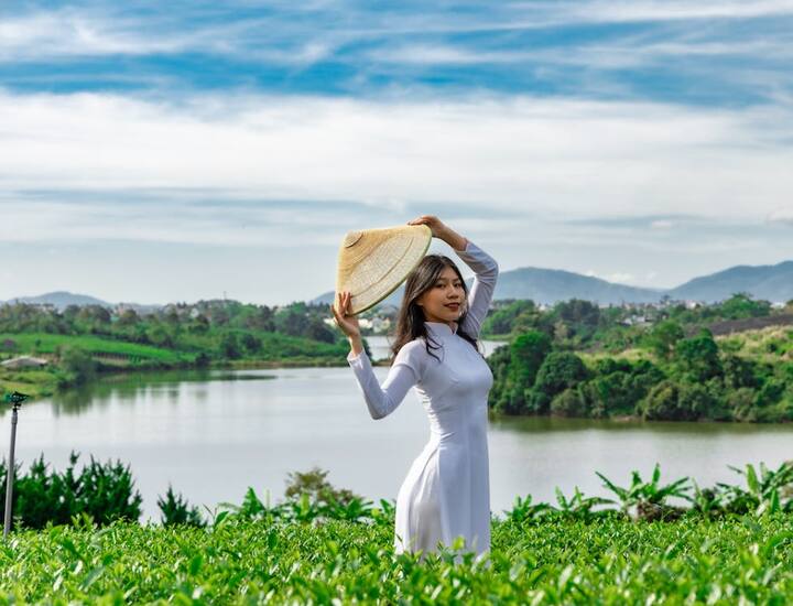 जपानी वॉटर थेरपीचे फायदे - या जपानी वॉटर थेरपीचे बरेच फायदे आहेत. जर तुम्ही  रोजच्या जपानी वॉटर थेरपीचे योग्य प्रकारे पालन केले तर काही दिवसातच तुमचा  चेहरा चमकू लागतो. शरीरात पुरेसे पाणी असल्यामुळे ओलावा टिकून राहतो, त्यामुळे  चेहरा चमकदार राहतो.