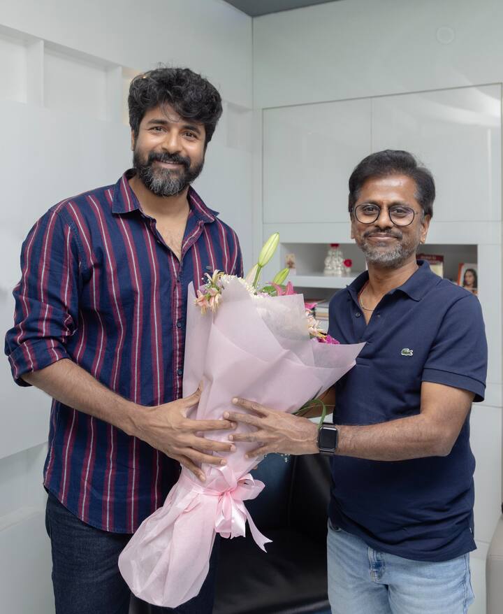 ஏ.ஆர்.முருகதாஸின் பிறந்தநாளையொட்டி, சிவகார்த்திகேயன் அவருக்கு வாழ்வு தெரிவித்தார். “இனிய பிறந்தநாள் வாழ்த்துகள் முருகதாஸ் சார். உங்களுடன் என்னுடைய 23வது படத்தில் இணைவது மிகுந்த மகிழ்ச்சியளிக்கிறது. நீங்கள் கூறிய கதையை கேட்டபின் என்னுடைய மகிழ்ச்சி இரட்டிப்பாகியுள்ளது. இந்த படம் எனக்கு எல்லா விதங்களிலும் மிகவும் சிறப்பு வாய்ந்ததாக இருக்கும். மேலும் படப்பிடிப்பை தொடங்க ஆவலுடன் காத்திருக்கிறேன்” என்ற கேப்ஷன் சிவகார்த்திகேயனின் போஸ்ட்டில் இடம்பெற்றுள்ளது.
