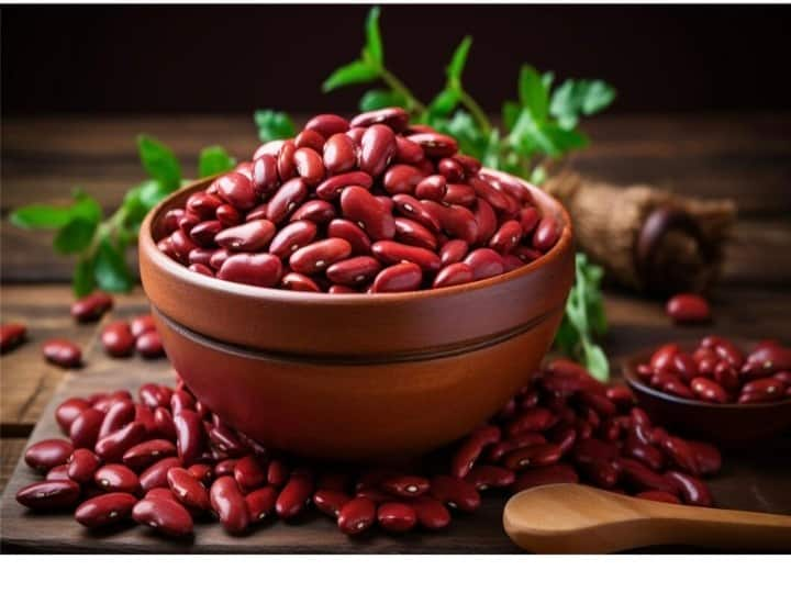 Rajma Benefits : राजमा खाने से कई बीमारियों का खतरा कम हो सकता है. डायबिटीज के मरीजों के लिए तो राजमा बेहद ही फायदेमंद बताया जाता है. राजमा को कई तरह से आप अपनी डाइट में शामिल कर सकते हैं.