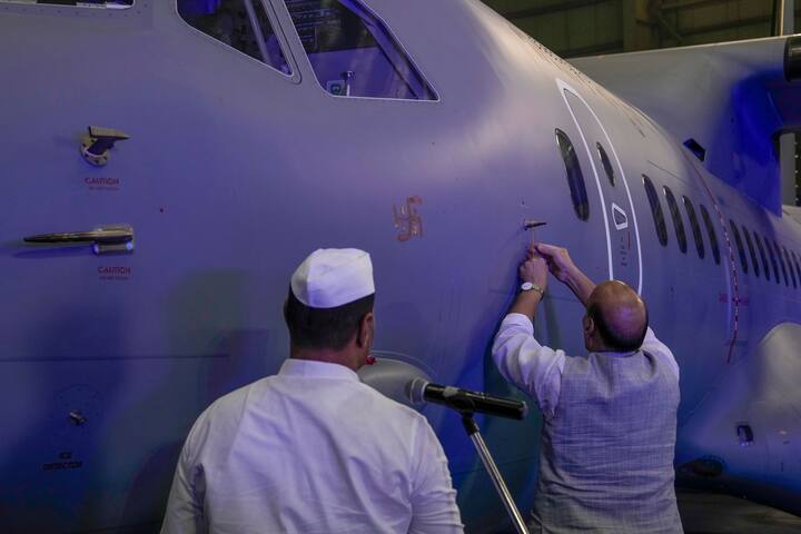 ১৩ সেপ্টেম্বর চিফ অফ এয়ার স্টাফ এয়ার চিফ মার্শাল ভিআর চৌধুরীর উপস্থিতিতে স্পেনের সেভিলে প্রথম C-295 aircraft-টি ভারতের হাতে তুলে দেওয়া হয়।