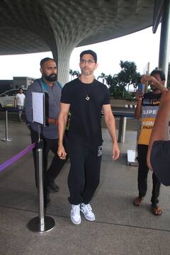 Mumbai: મુંબઇ એરપોર્ટ પર બ્લેક આઉટફિટમાં સ્પોર્ટ થયો ઋત્વિક રોશન