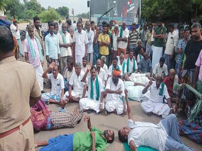 Farmers staged a sudden protest by blocking buses near Thanjavur TNN கருகும் குறுவை பயிர்களை கண்டு வேதனை... பஸ்களை மறித்து விவசாயிகள் திடீர் போராட்டம் நடத்தியதால் பரபரப்பு