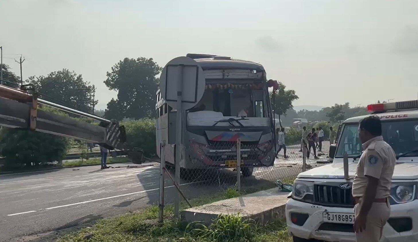 Bus Accident: શામળાજી રૉડ પર બસ પલટી ખાઇ જતાં 16 મુસાફરો ઘાયલ, બે ક્રેનની મદદથી હટાવાઇ બસ