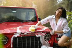 Rashmi Gautam: 'బాయ్స్ హాస్టల్' లో రష్మీ హాట్ ఫోజులు - పొట్టి నిక్కరులో అందాల విందు!