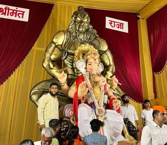 नाशिकमध्ये आजही गणेश मंडळांना भेटी देण्यासाठी आणि दर्शनासाठी भाविकांनी दुपारनंतर प्रचंड गर्दी केली आहे.