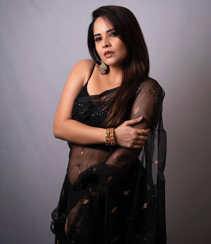ఒకప్పుడు యాంకర్గా అనసూయ భరద్వాజ్ ఎంత క్రేజ్ను సొంతం చేసుకుందో తెలిసిందే. ఇప్పుడు సినిమాలతో మరింత పాపులారీ సంపాదించుకుంది రంగమత్త. ఇప్పుడు ఆమె లేని సినిమా అంటూ ఏదీ లేదు. తెలుగులోనే కాకుండా తమిళం, మలయాళంలో కూడా అనసూయ తన లక్ పరీక్షించుకుంటోంది. అందం, అభినయం కలగలసిన అనసూయకు అవకాశాలు కూడా వస్తూనే ఉన్నాయి. అను నటించిన తాజా చిత్రం ‘ప్రేమ విమానం’ విడుదలకు సిద్ధమైంది. తాజాగా అనసూయ నల్ల చీరలో ఉన్న ఫొటోలను ఇన్స్టాగ్రామ్లో పోస్ట్ చేసింది. వాటిపై మీరూ ఓ లుక్కేయండి. - Image Credit: Anasuya Bharadwaj/Instagram