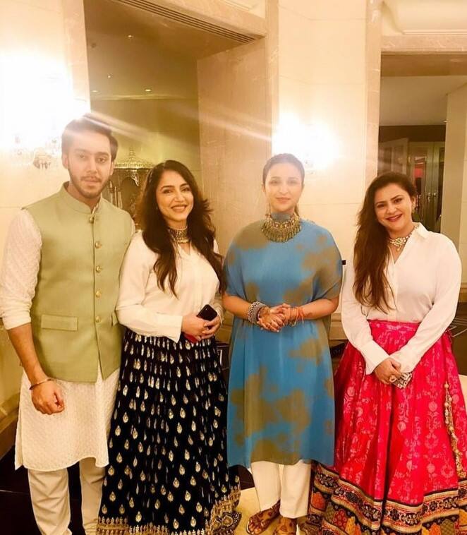 ये तस्वीर परीणीति के मेहंदी फंक्शन की है. इस दौरान एक्ट्रसे टाई एंड डाई प्रिंट के कुर्ते में नजर आई थीं. परिणीति ने अपने लुक को हैवी नेकलेस के साथ कंपलीट किया था.