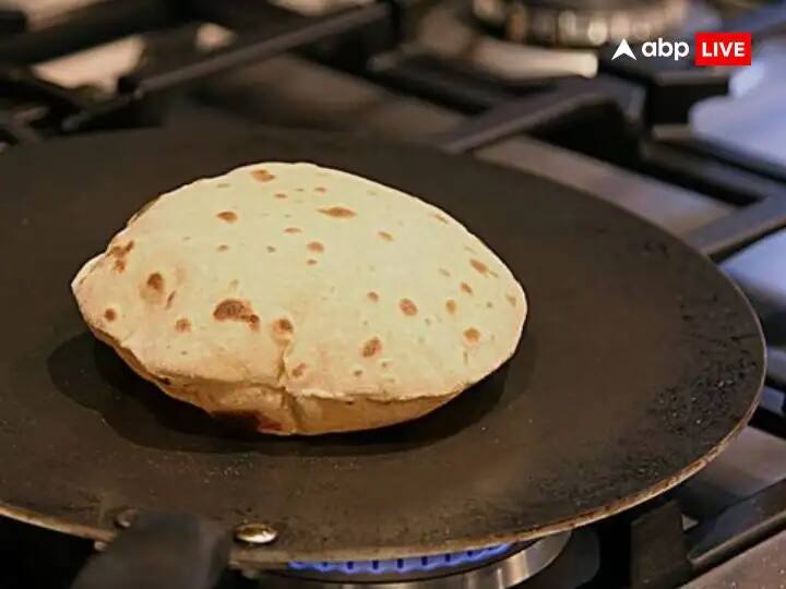 જ્યારે તમે સવારે તવાને ગેસ પર મુકો ત્યારે તેના પર મીઠું નાંખવાનું ધ્યાન રાખો. ગરમ તવા પર મીઠું નાખવાથી વાસ્તુ દોષ દૂર થાય છે. ઘરમાંથી નકારાત્મકતા દૂર થાય છે. મીઠું ભેળવવાથી તમારા ઘરમાં ક્યારેય ભોજન અને પૈસાની કમી નથી આવતી.