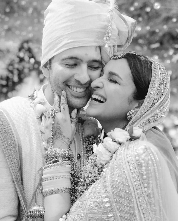 ਪਰੀ ਆਪਣੀ ਜ਼ਿੰਦਗੀ ਦੇ ਸਭ ਤੋਂ ਵੱਡੇ ਦਿਨ 'ਤੇ ਮਨੀਸ਼ ਮਲਹੋਤਰਾ ਦਾ ਡਿਜ਼ਾਇਨ ਕੀਤਾ ਲਹਿੰਗਾ ਪਹਿਨੇ ਨਜ਼ਰ ਆਈ। ਇਸ ਦੇ ਨਾਲ ਨਾਲ ਉਸ ਨੇ ਆਪਣੇ ਵਿਆਹ ਦੇ ਜੋੜੇ ਨਾਲ ਮੈਚ ਕੀਤੇ ਗਹਿਣੇ ਵੀ ਪਹਿਨੇ ਸੀ।