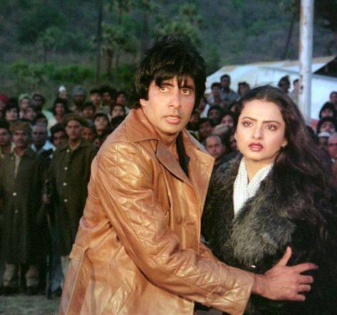 ਰੇਖਾ ਅਮਿਤਾਭ ਬੱਚਨ ਨਾਲ ਸਮਾਂ ਮਿਲਣ ਦੇ ਹਿਸਾਬ ਨਾਲ ਆਪਣੀ ਸ਼ੂਟਿੰਗ ਸ਼ੈਡਿਊਲ ਤਿਆਰ ਕਰਦੀ ਸੀ। ਦੂਜੇ ਪਾਸੇ ਰਣਜੀਤ ਨੇ ਸ਼ਾਮ ਨੂੰ ਆਪਣੀ ਪੂਰੀ ਫਿਲਮ ਦਾ ਸ਼ੈਡਿਊਲ ਰੱਖਿਆ ਅਤੇ ਸ਼ਾਮ ਦੇ ਸਮੇਂ ਦੀ ਸ਼ੂਟਿੰਗ ਲਈ ਧਰਮਿੰਦਰ ਅਤੇ ਰੇਖਾ ਨੂੰ ਬੁਲਾਉਣ ਲੱਗੇ। ਦਰਅਸਲ, ਇਹ ਪੂਰੀ ਘਟਨਾ 90 ਦੇ ਦਹਾਕੇ ਦੀ ਸ਼ੁਰੂਆਤ ਵਿੱਚ ਫਿਲਮ 'ਕਾਰਨਮਾ' ਦੌਰਾਨ ਵਾਪਰੀ ਸੀ। ਹਾਲਾਂਕਿ ਧਰਮਿੰਦਰ ਦੀ ਸਲਾਹ ਨਾਲ ਰੰਜੀਤ ਨੂੰ ਇਸ ਸਮੱਸਿਆ ਤੋਂ ਬਚਾਇਆ ਗਿਆ ਸੀ।