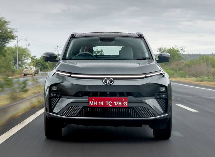 टाटा की बेस्ट सेलिंग एसयूवी नेक्सन को वेन्टीलेटेड फीचर के साथ ख़रीदा जा सकता है. ये पेट्रोल और डीजल दोनों वेरिएंट में उपलब्ध है. इस फीचर के साथ ये कार 11.60 लाख रुपए एक्स-शोरूम में आपकी हो सकती है.