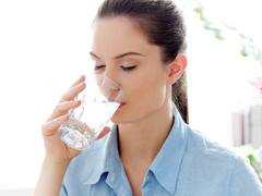 Health Tips: ज्यादा पानी पीने से शरीर में नहीं बढ़ता है अनहेल्दी कोलेस्ट्रॉल, जानें दोनों के बीच क्या है कनेक्शन?