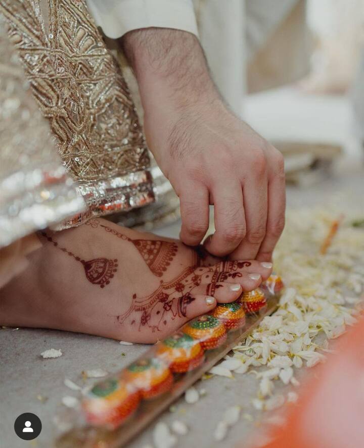 ਇਸ ਦਰਮਿਆਨ ਦੁਲਹਾ ਰਾਘਵ ਆਪਣੇ ਮਾਮਾ ਤੇ ਫੈਸ਼ਨ ਡਿਜ਼ਾਇਨਰ ਪਵਨ ਸਚਦੇਵਾ ਵੱਲੋਂ ਡਿਜ਼ਾਇਨ ਕੀਤੀ ਸ਼ੇਰਵਾਨੀ 'ਚ ਹੈਂਡਸਮ ਲੱਗ ਰਿਹਾ ਸੀ।