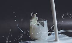 Best Milk Drinking Time : दूध पिण्याची योग्य वेळ कोणती? याेग्य वेळी दूध पिल्यास मिळतील 'हे' आरोग्यदायी फायदे