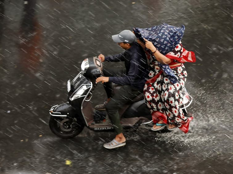 Weather in Telangana Andhrapradesh Hyderabad on 26 September 2023 Monsoon updates latest news here Weather Latest Update: తెలుగు రాష్ట్రాలపైకి బలమైన ఆవర్తనం! ఈ జిల్లాల్లో భారీ నుంచి అతి భారీ వర్ష సూచన
