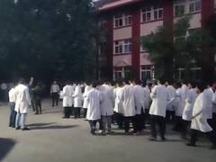 BHU में हड़ताल पर बैठे जूनियर डॉक्टरों ने दी इमरजेंसी सेवा ठप करने की धमकी, मरीजों का बुरा हाल