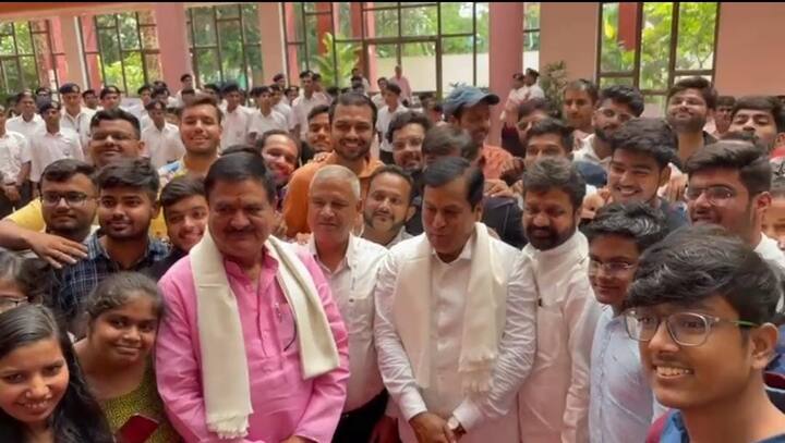 सोनोवाल वाराणसी के लालपुर स्थित ट्रेड फैसिलिटी सेंटर में आयोजित कार्यक्रम में शामिल हुए, जहां स्थानीय नेताओं के साथ-साथ सैकड़ों की संख्या में लोग भी मौजूद रहे.