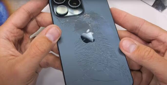 જો તમારી iPhone 15 સીરિઝના ફોનનો પાછળનો ગ્લાસ કોઈ કારણસર તૂટી જાય તો તમને કેટલો ખર્ચ થશે. લેટેસ્ટ મૉડલનો બેક ગ્લાસ iPhone 14 સીરિઝ કરતાં સસ્તો છે કારણ કે Appleએ લેટેસ્ટ iPhoneના ઇન્ટરનલ સ્ટ્રક્ચરને ફરીથી ડિઝાઇન કરી છે.