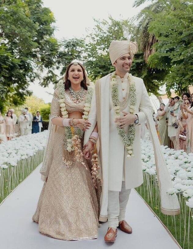 બોલિવૂડ અભિનેત્રી પરિણીતી ચોપરા અને આમ આદમી પાર્ટીના નેતા રાઘવ ચઢ્ઢાના ગઈકાલે ઉદયપુરમાં શાહી લગ્ન થયા હતા. હવે અભિનેત્રીએ તેના લગ્નની પ્રથમ તસવીરો પણ ફેન્સ માટે સોશિયલ મીડિયા પર શેર કરી છે.