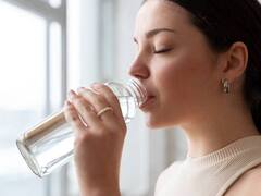 Health Tips: ज्यादा पानी पीने से शरीर में नहीं बढ़ता है अनहेल्दी कोलेस्ट्रॉल, जानें दोनों के बीच क्या है कनेक्शन?