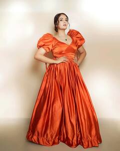 ఆరెంజ్ గౌనులో అదరగొడుతున్న శ్రీముఖి