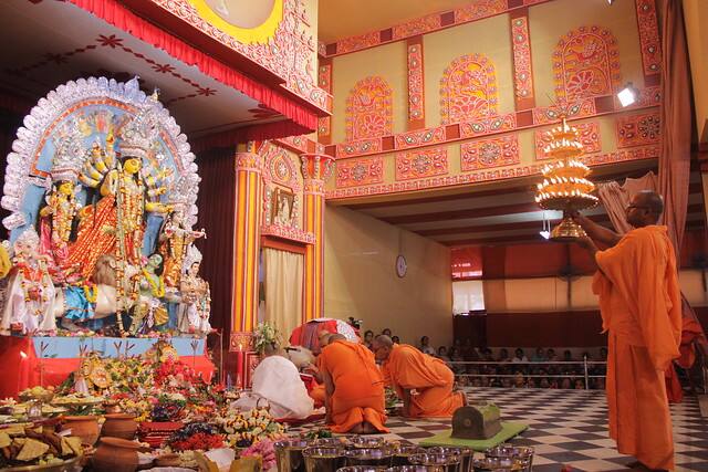 হোম - ​​শ্রী শ্রী দেবীর ভোগারতির পর। পুষ্পাঞ্জলি : প্রতিদিন শ্রী শ্রী দেবীর ভোগরাতির পর সন্ধ্যার আরতি: প্রতিদিন শ্রীশ্রীঠাকুরের আরতির পর 