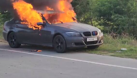 fire broke out in a moving BMW car in Faridkot Punjab news: ਫਰੀਦਕੋਟ 'ਚ ਚਲਦੀ BMW ਕਾਰ 'ਚ ਲੱਗੀ ਅੱਗ, ਜਾਨੀ ਨੁਕਸਾਨ ਤੋਂ ਹੋਇਆ ਬਚਾਅ