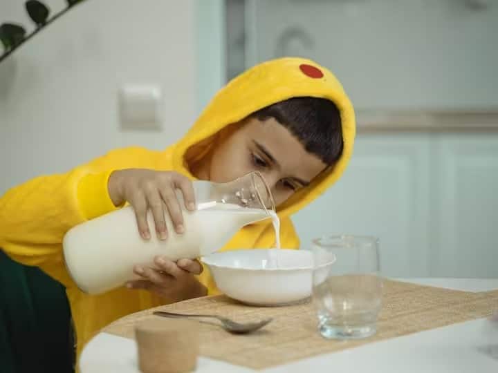 रंगानुसार शुद्ध आणि बनावट दूधही ओळखता येते. तज्ज्ञांच्या म्हणण्यानुसार, खऱ्या दुधाच्या रंगात कोणताही बदल होत नाही, तर भेसळयुक्त दूध पिवळे होऊ लागते.