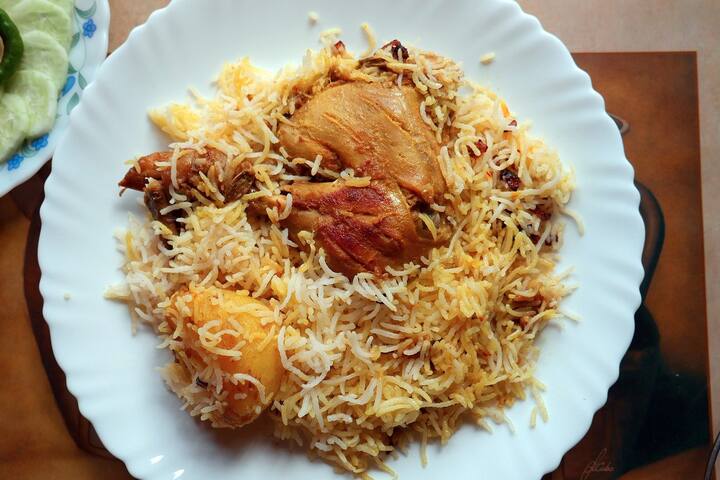 ஒரு கடாயை அடுப்பில் வைத்து, அதில் எண்ணெய் ஊற்றி காய்ந்ததும், வெங்காயத்தை போட்டு 5 நிமிடம் வதக்கி விடவேண்டும். பின்னர் இஞ்சி பூண்டு பேஸ்ட் சேர்த்து பச்சை வாசனை போகும் வரை வதக்க வேண்டும். பின் பச்சை மிளகாய் சேர்த்து வதக்கி விட வேண்டும்.