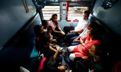 Rahul Gandhi: राहुल गांधींचा रेल्वेतून  बिलासपूर ते रायपूर असा 117 किमी प्रवास, स्लीपर कोचमध्ये लोकांशी बोलत जाणून घेतल्या समस्या