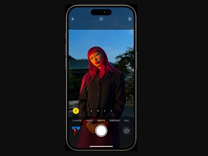 iPhone 15 सीरीज में पिक्सेल बिन्ड फोटो शूट के साथ आता है, जो हाई रिजॉल्यूशन सेंसर देता है, ज्यादातर फोन्स में 12MP का पिक्सेल बिन्ड फोटो होता है. जबकि आईफोन 15 सीरीज में डिफॉल्ट 24MP है, जो 12MP से ज्यादा बेहतरीन फोटो क्लिक करने में सक्षम है.