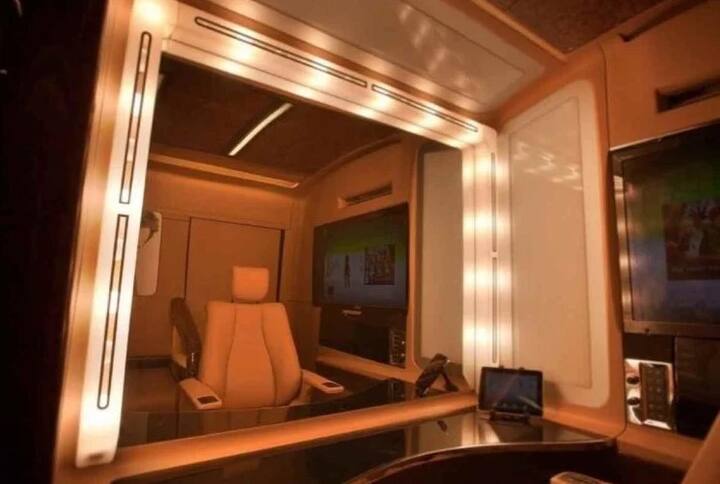 सलमान खान की वैनिटी वैन के अंदर का नजारा बेहद ही शानदार है. जिसमें फाइव स्टार होटल से भी ज्यादा सुख-सुविधाएं मौजूद है.