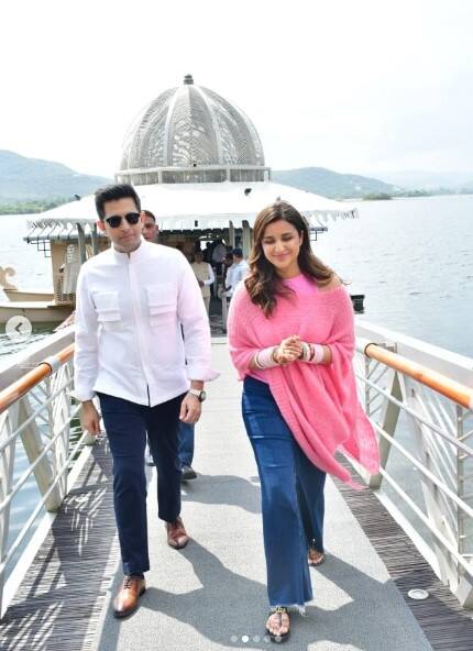 ਪਰਿਣੀਤੀ ਦੀਆਂ ਵਿਆਹ ਤੋਂ ਬਾਅਦ ਜੋ ਤਸਵੀਰਾਂ ਸਾਹਮਣੇ ਆਈਆਂ ਹਨ, ਉਨ੍ਹਾਂ ਵਿੱਚ ਉਹ ਗੁਲਾਬੀ ਰੰਗ ਦਾ ਲਾਂਗ ਟਾਪ ਅਤੇ ਜੀਨਸ ਵਿੱਚ ਨਜ਼ਰ ਆਈ। ਉਸ ਦੇ ਹੱਥਾਂ ਵਿਚ ਚੂੜੀਆਂ ਹਨ ਅਤੇ ਮੱਥੇ 'ਤੇ ਸਿੰਦੂਰ ਲਗਾਇਆ ਸੀ।