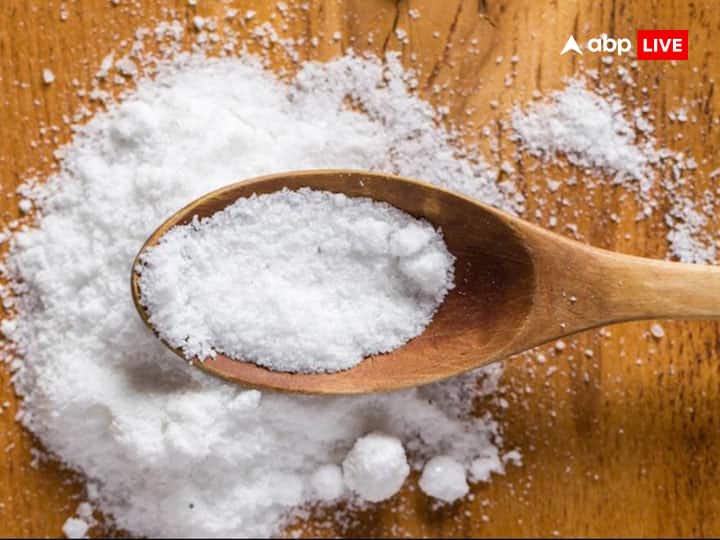 नमक (Salt): नमक का इस्तेमाल घर पर बनने वाले अधिकतर भोजन में किया जाता है. क्योंकि नमक के बिना खाने में स्वाद नहीं आता. लेकिन अगर आपके हाथ से अचानक नमक या नमक का जार गिर जाए तो इसे अशुभ संकेत माना गया है. यह आर्थिक हानि का संकेत देता है. साथ ही नमक का गिरना शुक्र और चंद्रमा की अशुभता का भी संकेत है.