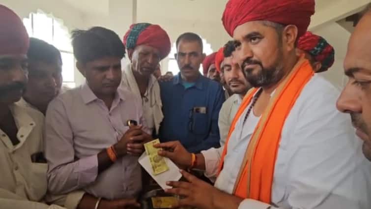 pm narendra modi rajasthan bhilawra temple donation to god 21 rs envelope donation box marathi news update Narendra Modi : राजस्थानमधील मंदिराच्या दानपेटीत PM मोदींनी टाकलेल्या लिफाफ्यात किती रुपये? आठ महिन्यानंतर झाली पैशांची मोजणी