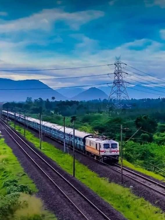 ट्रेन के AC कोच में क्या सुविधाएं मिलती हैं?