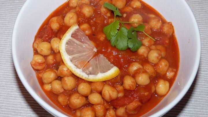 নিরামিষ খাবার ছাড়া চলে না, এদিকে প্রোটিনের অভাব হলেও অসুবিধা। কিন্তু ডিম ও মাংসের মতো খাবার না খেলে প্রোটিন পাওয়া কঠিন, তাই না? বিষয়টি আদপেই এরকম নয়। বরং নিরামিশাষীদের জন্য প্রোটিন-সমৃদ্ধ বিকল্প খাবার রয়েছে। যেমন ধরুন, চানা মশলা। ছোলা দিয়ে তৈরি এই খাবার ব্রেকফাস্টে রুটি বা পরোটার সঙ্গে খেলে কথাই নেই। তবে যদি প্রাতঃরাশ হালকা রাখতে চান, তা হলে রুটি বা পরোটা বাদ দিয়ে এর সঙ্গে কিছু সবজি মিশিয়ে খেয়ে দেখতে পারেন।